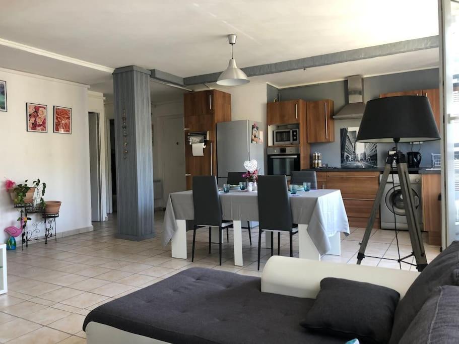 Appartement Balcon, Place De Parking, Centre Ville 瓦朗斯 外观 照片