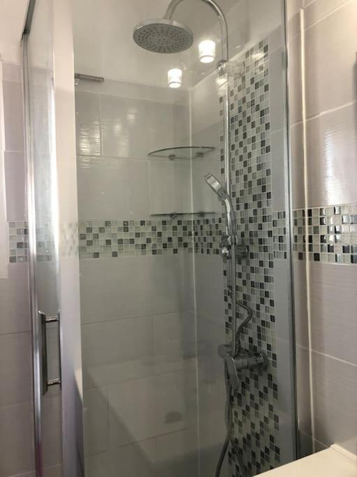 Appartement Balcon, Place De Parking, Centre Ville 瓦朗斯 外观 照片